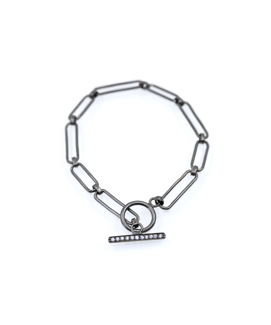 Chain bracelet in sterling silver with toggle lock mechanism studded with zircons.